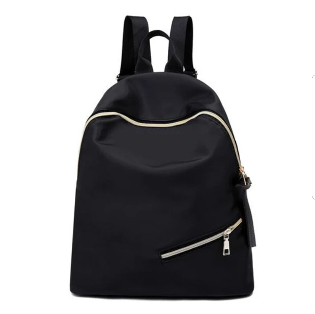 BLACK BACKPACK WITH ZIPPER