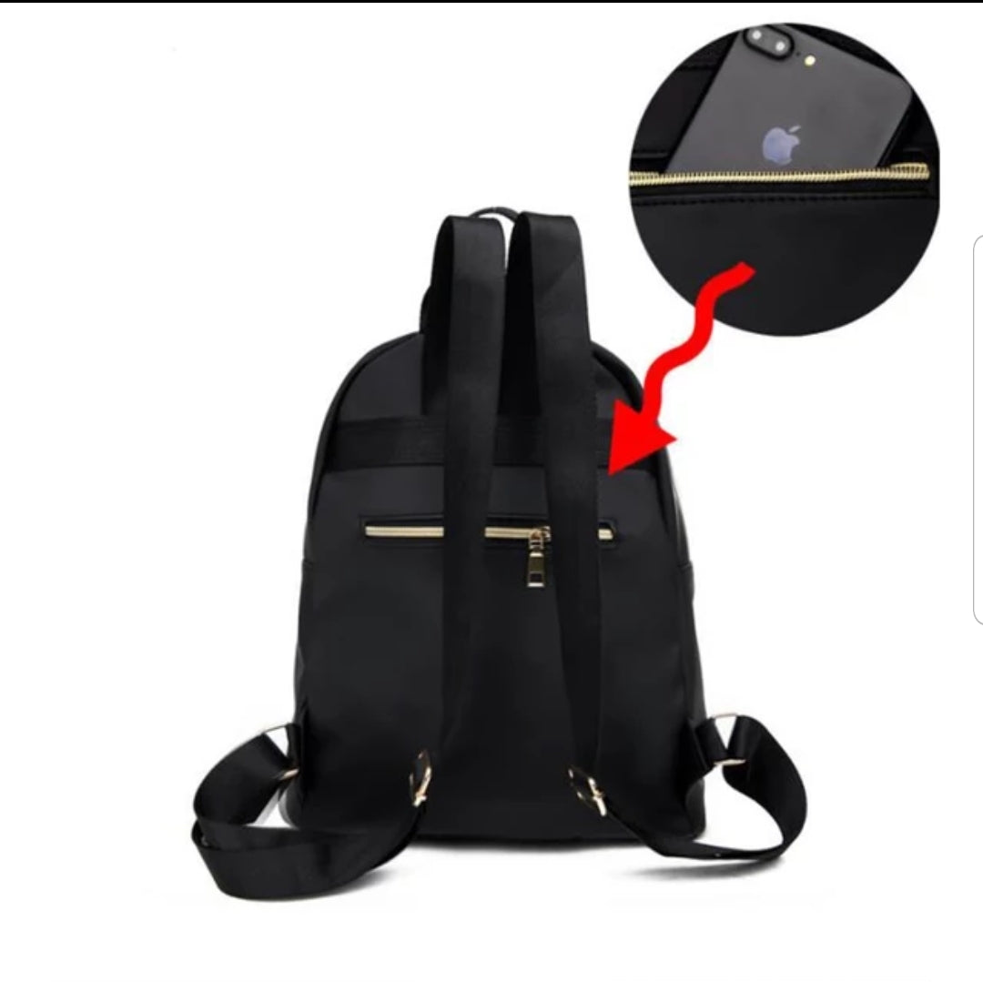 BLACK BACKPACK WITH ZIPPER