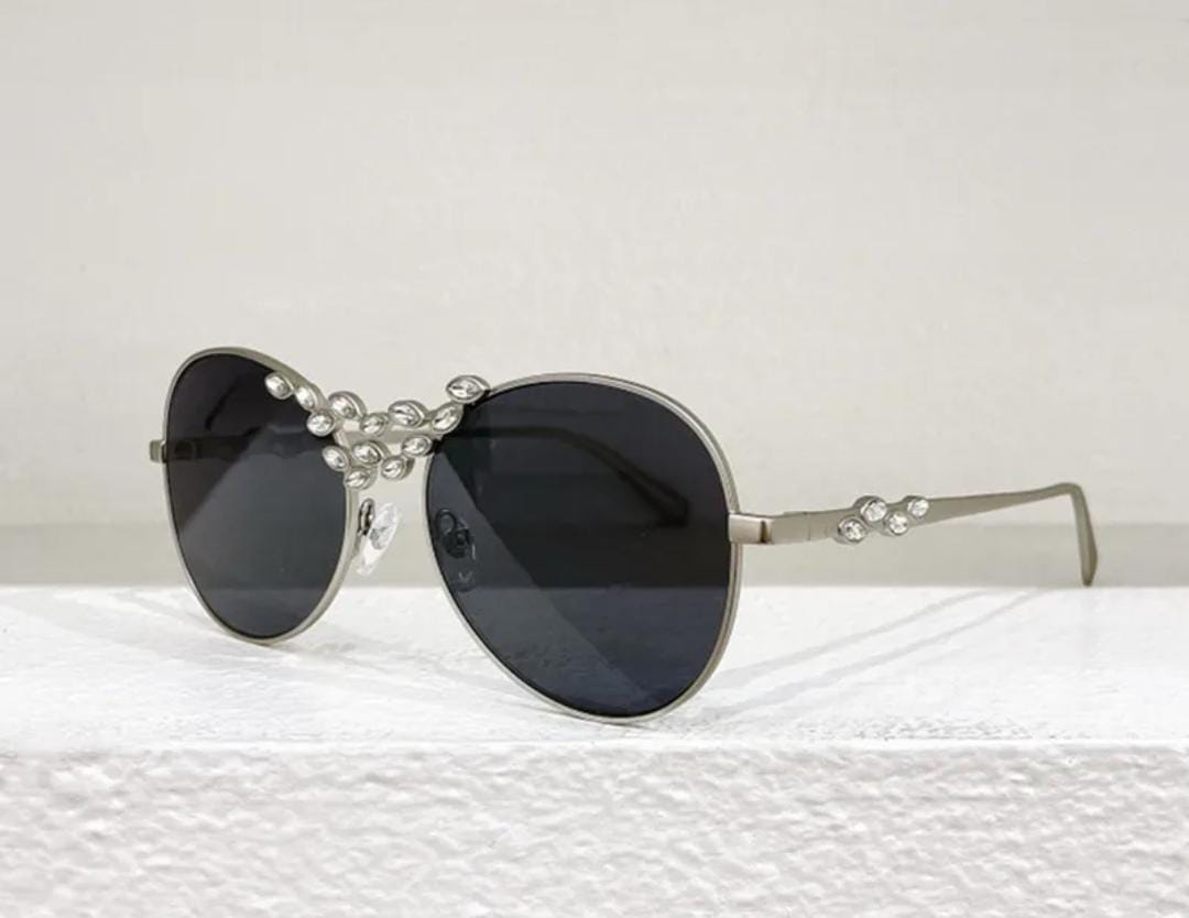 WOMEN'S DIAMOND STUDDED SUNGLASSES